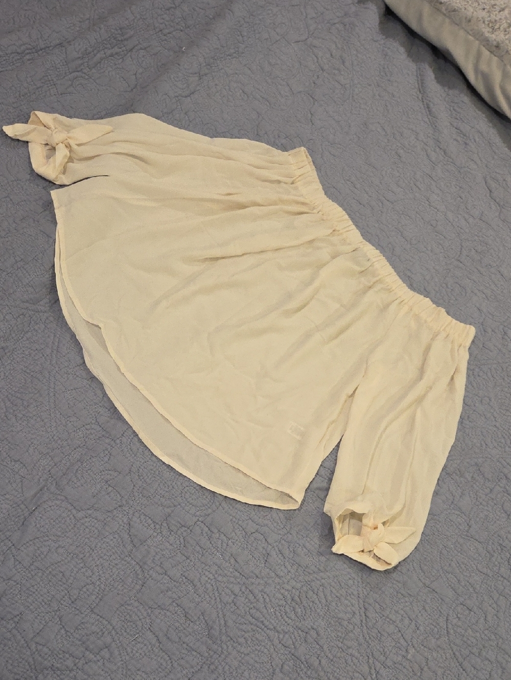 Express Cream Off-Shoulder Blouse With Fun Bow Detail On Sleeves Size M! NWOT!